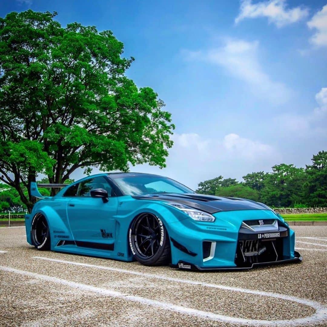 のインスタグラム：「LBWK LIBERTYWALK LB★SILHOUETTE WORKS GTR R35😊  @nissan  @nissanusa  @nissangtrpage  @bride_japan  #libertywalk#lbworks#libertywalkkato#lbnation#bride#nissan#nissangtr#nissangtr35 #ltmw#stance#yokohamatire#hks#gtr#libertywaljeu#fiexhaust #airrexsuspension #nike」