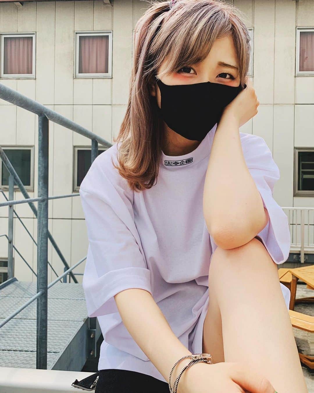 のインスタグラム：「本日 #バジルの日　😷❌ 3年前からやらせてもらってて、 毎年の楽しみ！今年はイベント開催は出来なかったけど、「展開見てきたよ！」とか「Tシャツ買ったよ！」とか「お祝いしてるよ！」とか「今日はバジルの日or火寺企画着てるの！」とか いっぱいみんなが報告くれて、すっごく嬉しい😭💓  GYFTさんと、ゲキクロのみなさんがイベントやれない分、めっちゃ盛り上げましょう！って言ってくれて こんなに店内に大きく展開してもらえたり、いっぱい宣伝してもらえて 「あーーこの空間に立って直接みんなと会いたかったな〜」って本当悔しくなる😭それくらい素敵な空間にしてもらってありがとうございます😭  ライブもないし、直接会ったり、お礼伝えられないけれど、こうしてみんなからの愛がすごく励みになるよ！本当にありがとう。 来年こそはイベント開催できますよーに😷 これからもよろしくね！  火寺バジル  【火寺企画取り扱い期間】 @gekirock_clothing  8/26-9/2 店内一部ジャック&別注Tシャツ販売　※在庫なくなり次第終了  @gyftofficial  8/26-9/6 店内一部ジャック&別注Tシャツ販売」