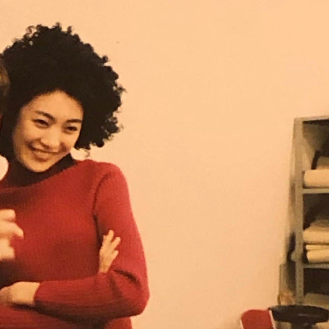 田中美里のインスタグラム：「撮影が一つ終わったし、、、 髪型、少し変えたいな。  #23年前 #20歳の誕生日 #あぐり撮影中 #nhkのリハーサル室にて」