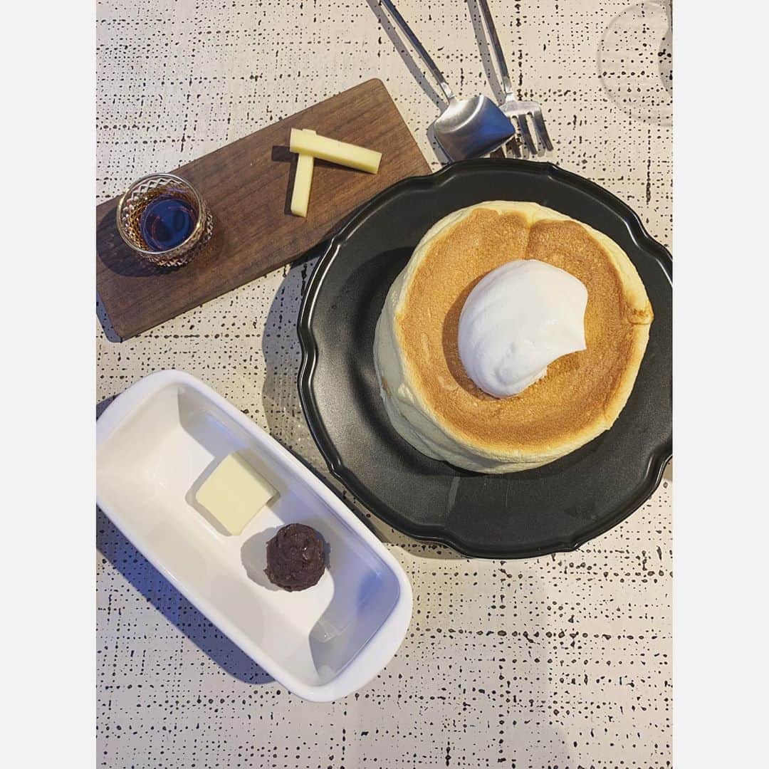 乙黒えりのインスタグラム：「ふわぷるパンケーキ🥞 . 銀座に行く用事があったので、子供たちが食べたい〜と言っていた @tsubakisalon_ginza に行ってきました。 . . 子供達大満足〜 私も一口だけってつもりがなんだかんだいっぱい食べちゃった😋 #椿サロン#銀座#パンケーキ」