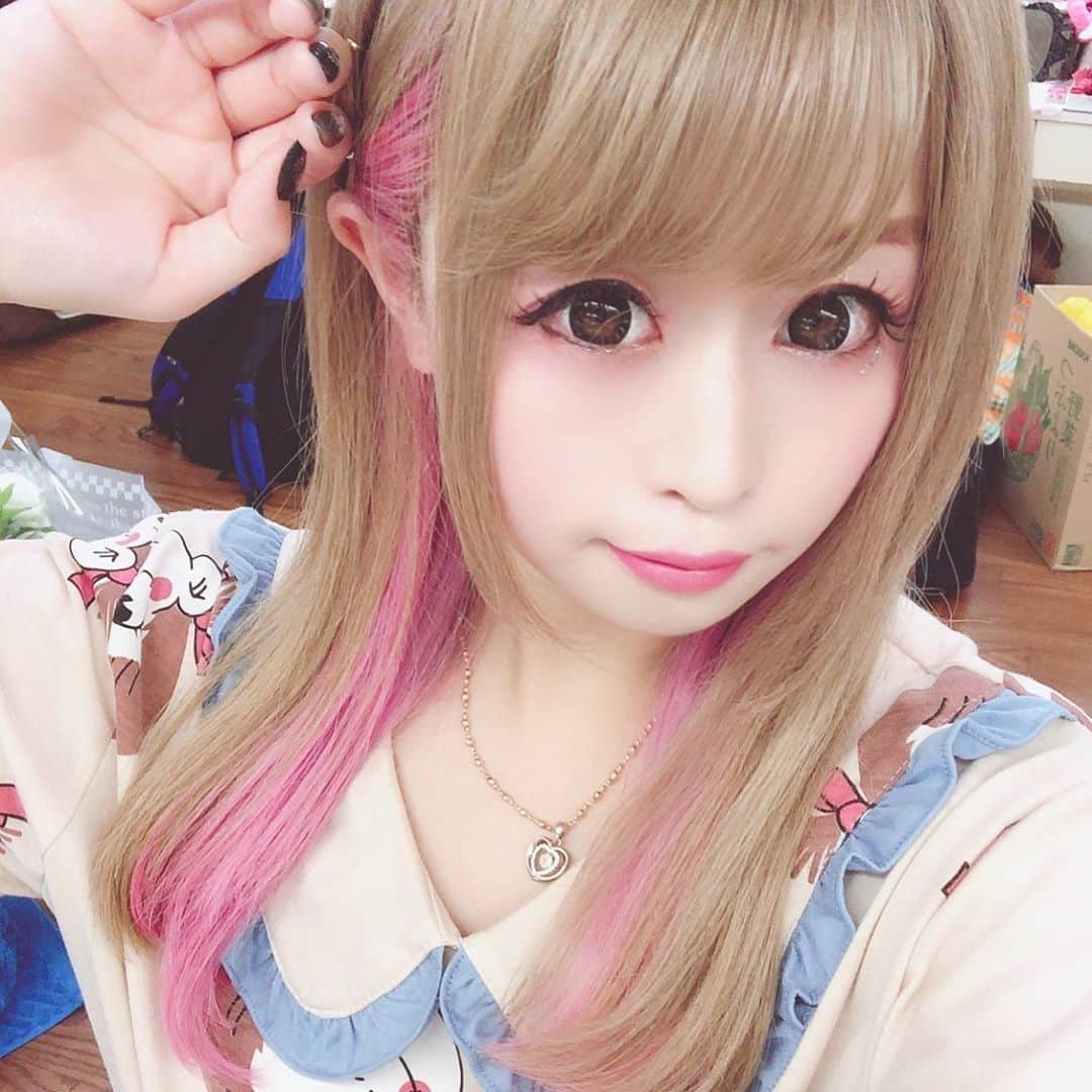 前田のののインスタグラム：「今回の公演のためにインナーカラーをピンクにして全体のカラーを何度かメンテナンスしてもらってやっと納得いくカラーになりました🙂お気に入り✩  色落ちてきたから今日 カラーバターをはじめて やるょー‪\(ᯅ̈ )/‬」