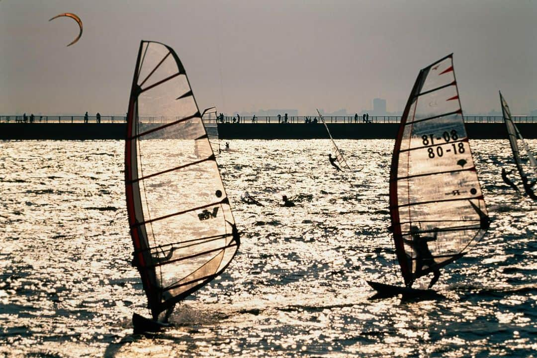 Michael Yamashitaさんのインスタグラム写真 - (Michael YamashitaInstagram)「Windsurfing is a very popular sport in Japan as one might expect in a country surrounded by water. Here’s the scene in Tokyo Bay. #windsurfingjapan #windsurfing #tokyobay #chiba」8月26日 23時28分 - yamashitaphoto