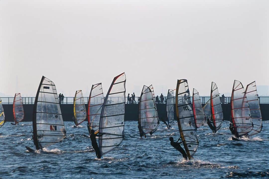 Michael Yamashitaさんのインスタグラム写真 - (Michael YamashitaInstagram)「Windsurfing is a very popular sport in Japan as one might expect in a country surrounded by water. Here’s the scene in Tokyo Bay. #windsurfingjapan #windsurfing #tokyobay #chiba」8月26日 23時28分 - yamashitaphoto