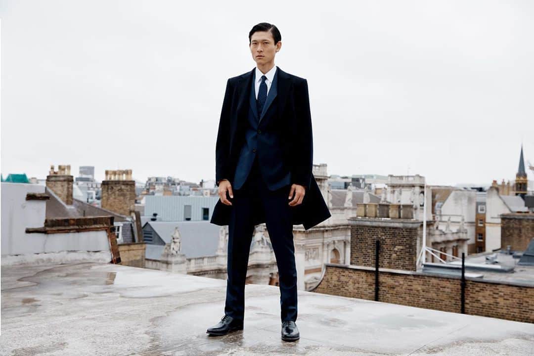 ギーブス&ホークスのインスタグラム：「Unveiling the first image of our new Autumn/Winter campaign shot overlooking Savile Row and the roof tops of Mayfair where the Beatles famously played their last ever live performance together.  Photographer @charliecummings  Creative Director @daniel.kearns  Hair&Makeup @hayden_cassidy  Model @sheldon_chang  #gievesandhawkes #autumnwinter #campaign」