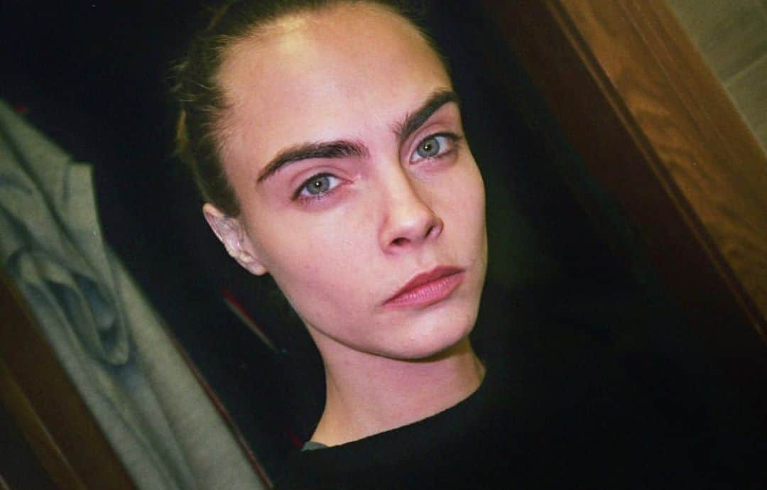 カーラ・デルヴィーニュのインスタグラム：「Selfie on film」