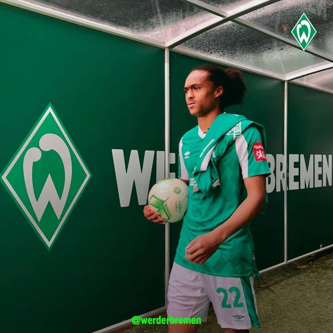 ヴェルダー・ブレーメンさんのインスタグラム写真 - (ヴェルダー・ブレーメンInstagram)「🏟👀✅ Tunnel der Träume _______ #werder #bremen #svw #tahith #chong #spielertunnel #ostkurve #stadion」8月26日 23時48分 - werderbremen