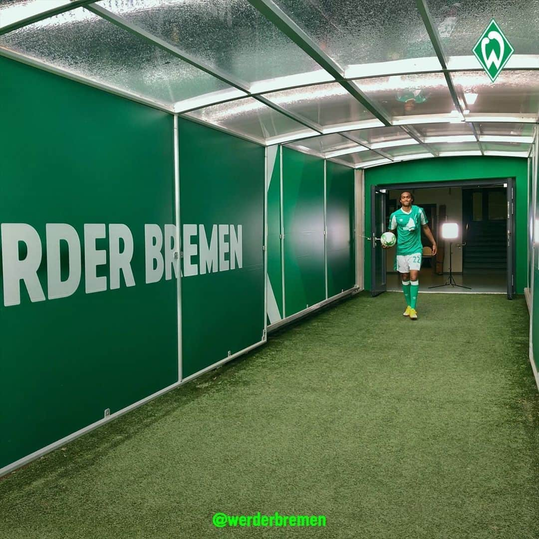 ヴェルダー・ブレーメンさんのインスタグラム写真 - (ヴェルダー・ブレーメンInstagram)「🏟👀✅ Tunnel der Träume _______ #werder #bremen #svw #tahith #chong #spielertunnel #ostkurve #stadion」8月26日 23時48分 - werderbremen