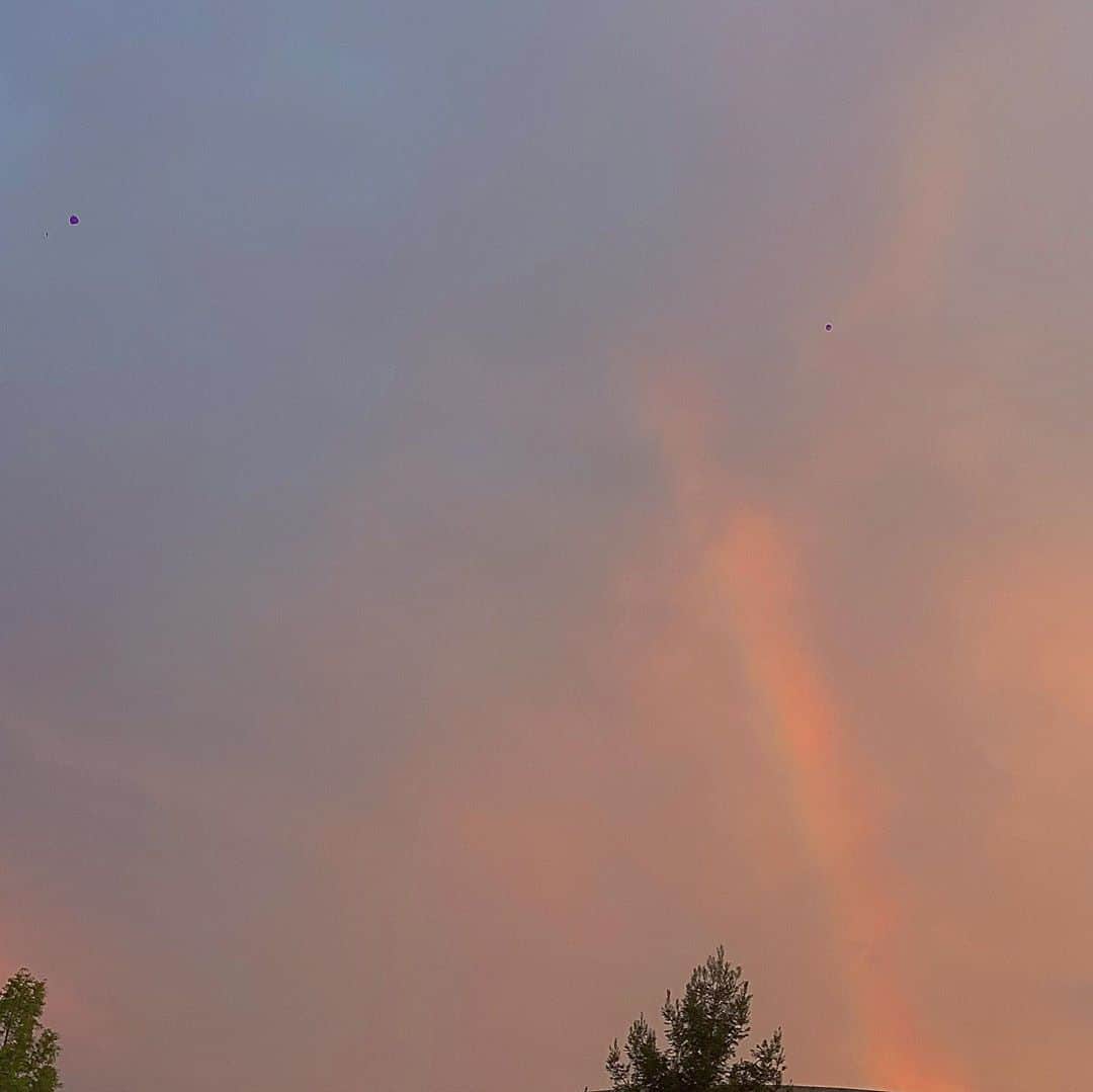 ノーマさんのインスタグラム写真 - (ノーマInstagram)「晴れ時々虹の夕暮れ。ハワイを思い出すような空だった🌈ハワイのみんなは元気やろうかぁ。  #sky #cloud #rainbow ＃空」8月26日 23時40分 - noma77777