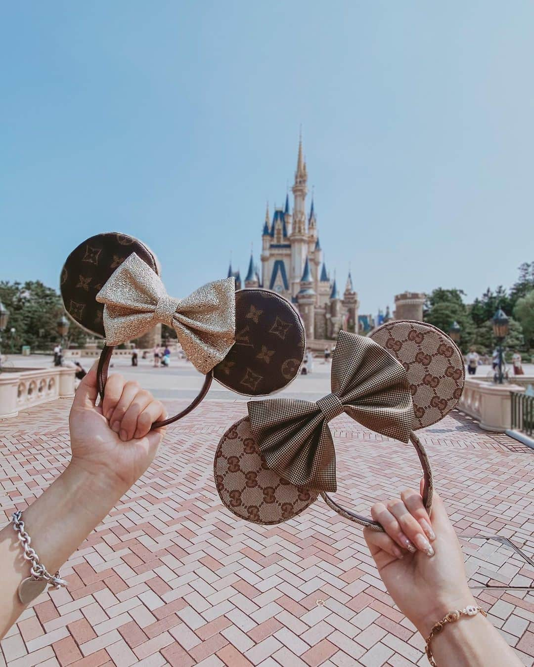 RUI ONUMAさんのインスタグラム写真 - (RUI ONUMAInstagram)「ㅤㅤㅤㅤㅤㅤㅤㅤㅤㅤㅤㅤㅤ 𝐺𝑈𝐶𝐶𝐼 𝐿𝑂𝑈𝐼𝑆𝑉𝑈𝐼𝑇𝑇𝑂𝑁 Ears Headband🤍 ㅤㅤㅤㅤㅤㅤㅤㅤㅤㅤㅤㅤㅤ 手作りで作ったカチューシャ♡ ヴィトンとグッチのバッグを リメイクして作ったよ〜♡ 我らながらめちゃめちゃ可愛い！笑 ㅤㅤㅤㅤㅤㅤㅤㅤㅤㅤㅤㅤㅤ もちろん本物のヴィトンとバッグを 思い切ってチョキチョキして 生地を使って作りました！笑 ㅤㅤㅤㅤㅤㅤㅤㅤㅤㅤㅤㅤㅤ わくわくよーこさんと作成しましたっ🐭 よーこ作り方とか研究してくれてて まじありがとううう😂🙏 ㅤㅤㅤㅤㅤㅤㅤㅤㅤㅤㅤㅤㅤ 手作りハイブランドカチューシャどうでしょう？🤎 ㅤㅤㅤㅤㅤㅤㅤㅤㅤㅤㅤㅤㅤ ――――――――――――― ㅤㅤㅤㅤㅤㅤㅤㅤㅤㅤㅤㅤㅤ ㅤㅤㅤㅤㅤㅤㅤㅤㅤㅤㅤㅤㅤ 🗺 #日本 #japan  ㅤㅤㅤㅤㅤㅤㅤㅤㅤㅤㅤㅤㅤ 📍#TDL #tokyodisneyland #ディズニーランド ㅤㅤㅤㅤㅤㅤㅤㅤㅤㅤㅤㅤㅤ ――――――――――――― ㅤㅤㅤㅤㅤㅤㅤㅤㅤㅤㅤㅤㅤ」8月26日 23時46分 - onumaaan