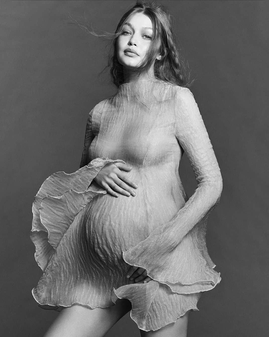 Harper's BAZAARさんのインスタグラム写真 - (Harper's BAZAARInstagram)「While #GigiHadid has managed to keep her pregnancy relatively private, she just released a set of never-before-seen portraits of a glamorous pregnancy photo shoot captured by photography duo @luigiandiango. “Growin an angel :),” Hadid captioned one of the portraits. See them all at the link in our bio.⁣ #regram  ⁣ Styled by @gabriellak_j and makeup by @erinparsonsmakeup」8月26日 23時46分 - harpersbazaarus