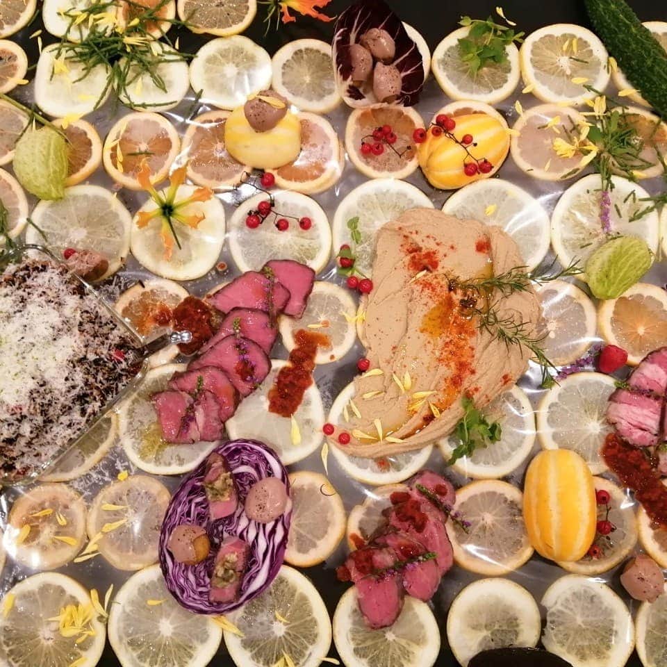 ShinTakedaさんのインスタグラム写真 - (ShinTakedaInstagram)「№10 ・ ・ ・  #アートを食べる  #installations  #interiordecorating #foodartchefs #artes  #organicveggies #sustainablefood #veganlife #pintcatering #japanesefood　#東京グルメ」8月27日 10時43分 - pint_catering
