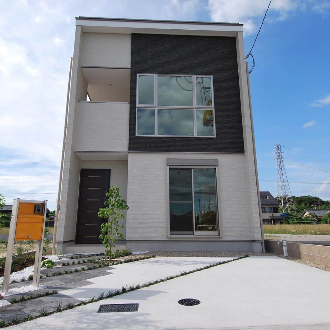 京都建物のインスタグラム：「大きな窓が印象的な四角いすっきりとしたおうち✨﻿ ﻿ 外構のコンクリートの目地を斜めにしているところと﻿ ポストを個性的な色にしているところがポイントです👀﻿ ﻿ エクステリアはおうちの顔になる部分😳﻿ ポストや植栽でこだわるのも良いですね👍﻿ ﻿ ﻿ ﻿ おうちづくりの不安事お気軽にご相談ください♪﻿ お客様の生活スタイルに合わせた動線や﻿ 間取りをご提案致します✏︎﻿ 京都建物の自由設計で理想の住まいを叶えてみませんか？﻿ ﻿ ギャラリーページはホームページからチェック頂けます◎﻿ ■トップページのURLをクリック■﻿ ﻿ 【あなたの家それは世界で一番素敵な場所】﻿ ---------------------﻿ more phots...👉@kyototatemono_﻿ ---------------------﻿ ﻿ 地震に強く、夏は涼しく、冬は暖かくて住み心地の良い、おしゃれな #マイホーム を建てたい！﻿ 今の住まいを自分の好みに建て替えたい！﻿ そんな方は、ぜひ#京都建物　にご相談下さい ↓プロフィール欄からHPに移動できます。﻿ ---------------------﻿ @kyototatemono_﻿ ---------------------﻿ ﻿ ﻿ ﻿ #京都建物 ﻿ #京都建物株式会社﻿ #注文住宅 ﻿ #自由設計 ﻿ #京都﻿ #新築﻿ #京都グルメ﻿ #京都観光﻿ #宇治分譲地﻿ #新築分譲地﻿ #宇治市﻿ #子育て ﻿ #住まい ﻿ #新築 ﻿ #新築一戸建て ﻿ #暮らし ﻿ #ナチュラル ﻿ #工務店 ﻿ #マイホーム計画﻿ #ポスト﻿ #インテリア ﻿ #ガーデニング﻿ #モデルハウス﻿ #エクステリア﻿ #外観デザイン﻿ #外構デザイン」