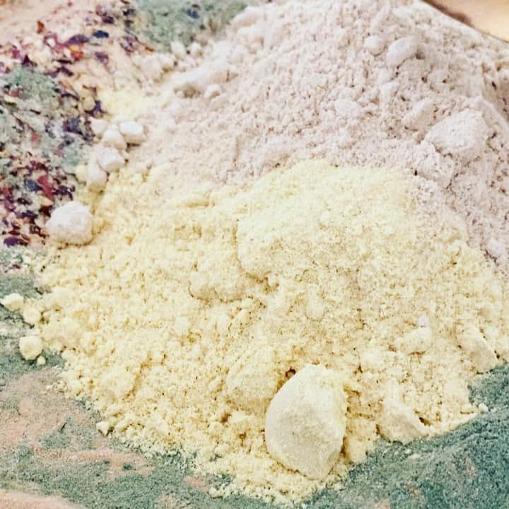ケリスのインスタグラム：「Umami baby ! GOLD MINE BOX coming this Friday ! This box is packed full of Flavor flavor flavor ! Get ready guys , box list is coming . #flavor #umami #delicious #cheflife #sabor #farm #farmlife #blackowned #bipoc #quarentine #snacks #dinner #dinnerideas #spices  umami baby  dehydrated soy sauce  Szechuan peppercorn  Chive Spicy mustard Allepo pepper  Ground ginger Garlic  Fire roasted chili flakes  YEAH , YOU WANT THIS ;)」