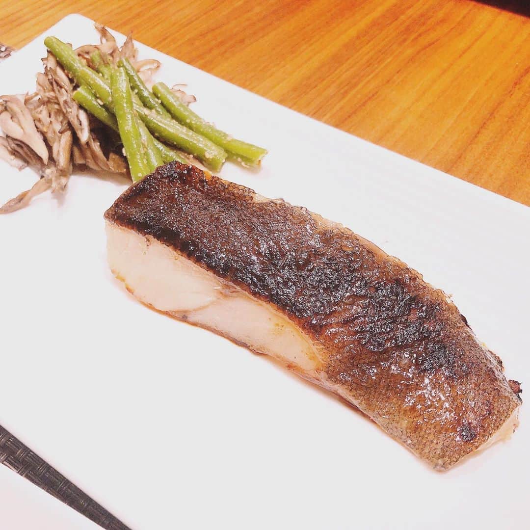 本田朋子さんのインスタグラム写真 - (本田朋子Instagram)「鈴波の味醂粕漬け。 フライパンで焼けるように、クッキングシートが付いていて簡単。 身をほぐして混ぜご飯にすると、息子もあっという間に完食しました。大人も子供もご飯が進む逸品ですね。  #鈴波 #ギフト #名古屋から #届きました #素敵なチョイス #ありがとう♡ #日本酒飲みたくなるやつ」8月27日 9時32分 - tomoko_honda_official_phonics