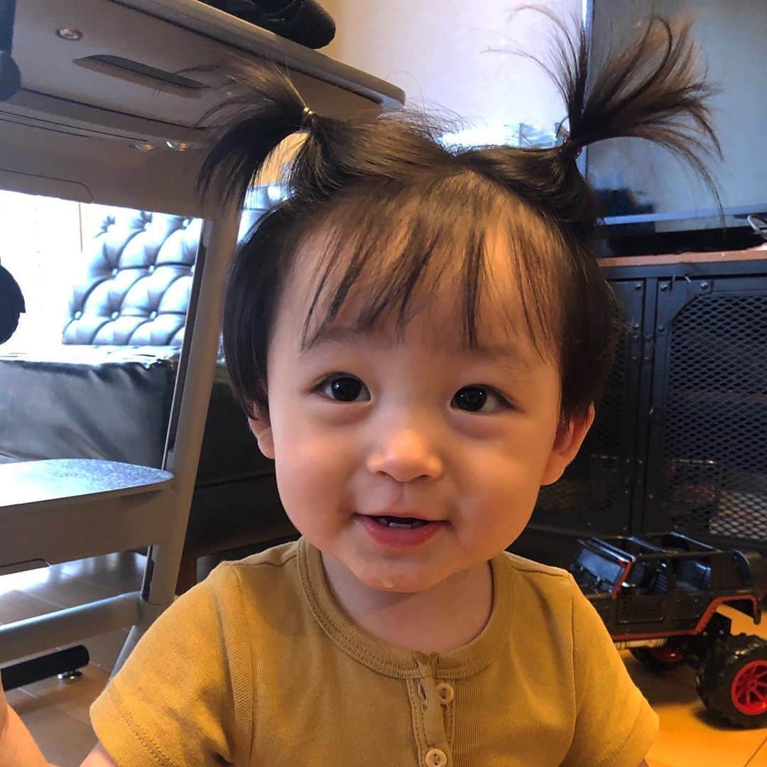 のインスタグラム：「もぅムリ🥺💞🧸🤦🏻‍♀️🙈🐣🚀💗 . . 1枚目王道、2枚目わんぱく系、3枚目縄跳びダンスでNiziU感 #切っても切ってもすぐ伸びるからくくってみた #母一人で悶絶 #千ちゃんの記録 #1歳2ヶ月」