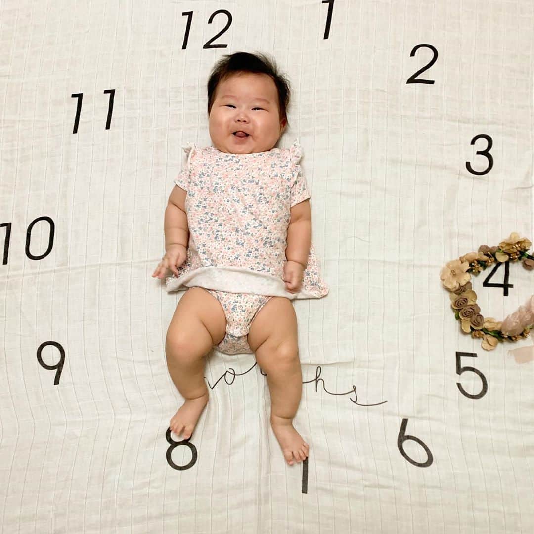 pukkeyのインスタグラム：「Happy 4 months🎉  ほんと大きくなって 次撮るときには 数字が隠れちゃうかも😂  3ヶ月と12日で寝返りをして よく喋り、よく笑い よくひっくり返り かーちゃんは目が離せません😵  これからも元気に たくさん笑おうね😆❤️  #4ヶ月ベビー #4months  #おんなのこママ #女の子ベビー  #babygirl  #smile #寝返り」
