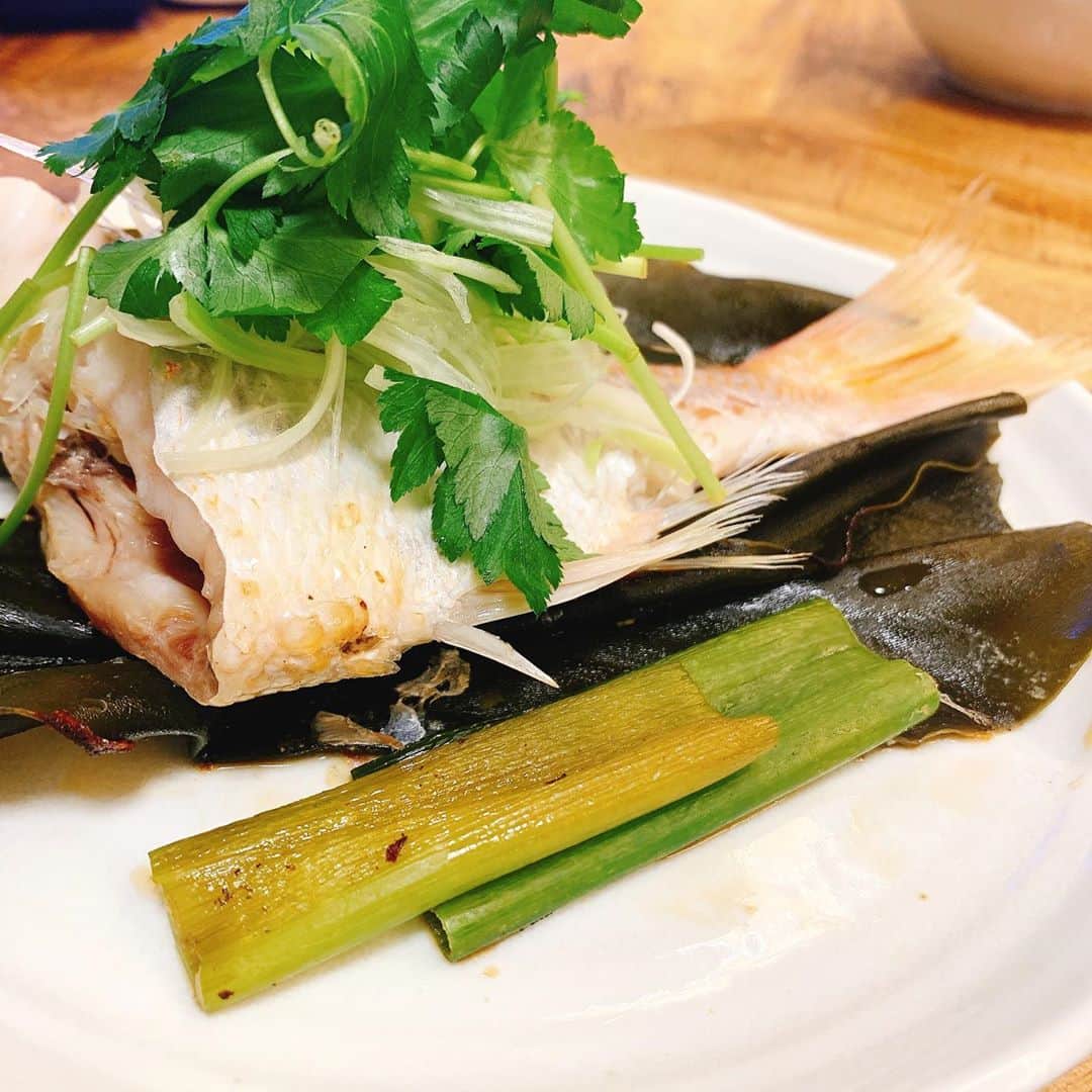 澤辺美香さんのインスタグラム写真 - (澤辺美香Instagram)「鯛の酒蒸し🤣  旦那様の丁寧な盛り付けに普段の自分と比べたら恥ずかしいですわ😂  #酒蒸し #魚料理」8月27日 9時36分 - mikasawabe