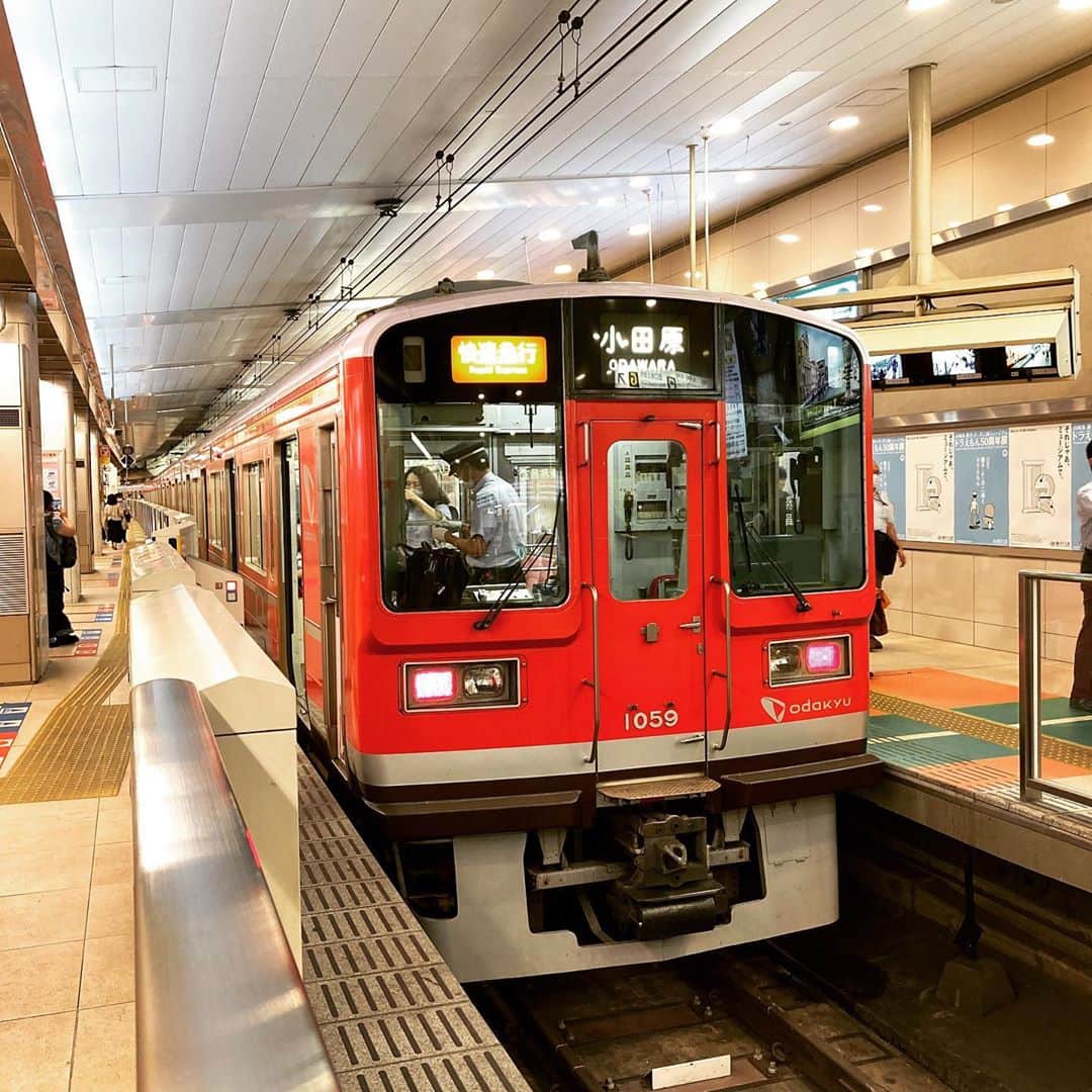 松田洋治のインスタグラム：「赤い小田急線 電車が入って来る気配で目を上げたらこれが、、ちょっと驚いた。」