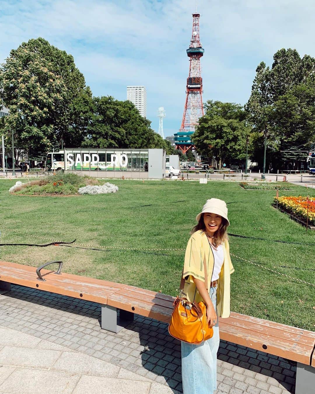 Rihwaさんのインスタグラム写真 - (RihwaInstagram)「大通公園でのんびりするのが好きなんだ〜！💛💙🌽🌞 2枚目は道庁💞🦆 #Rihwa #大通公園 #道庁 #札幌」8月27日 9時37分 - rihwa_official