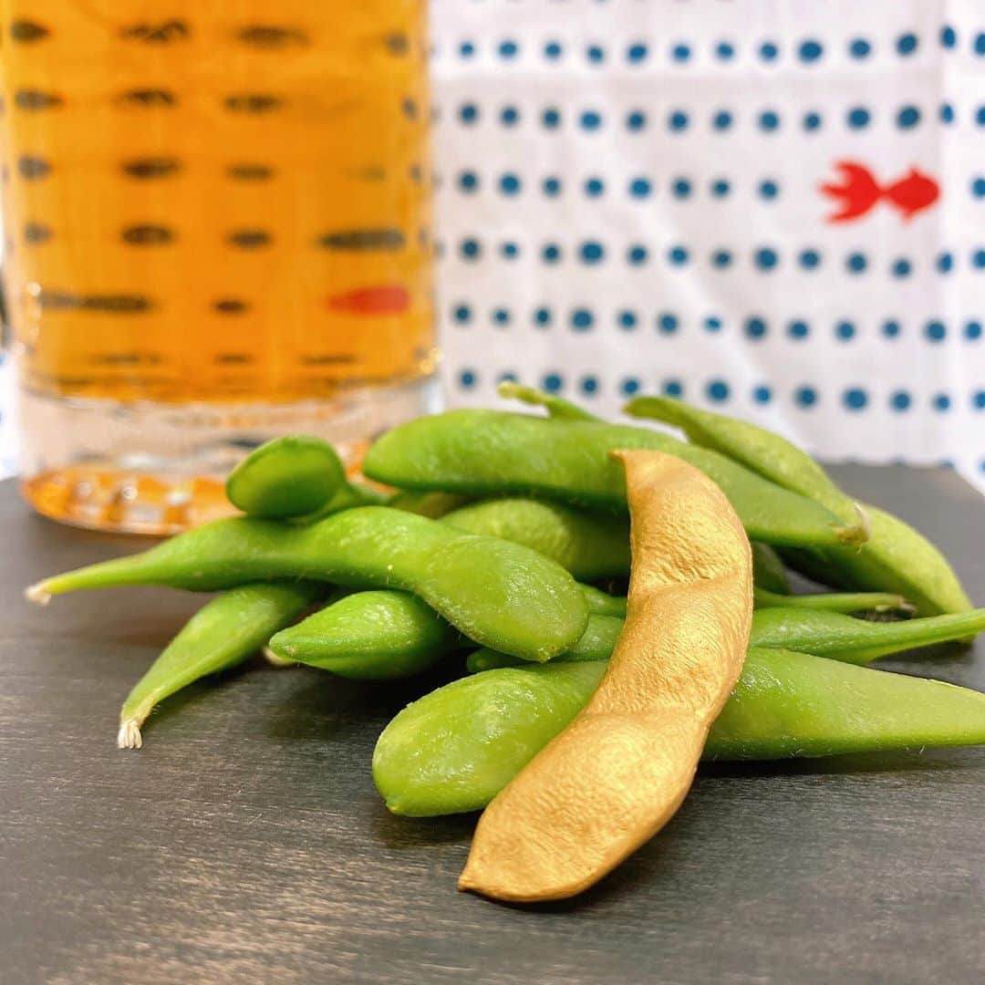 GINZA TANAKA 公式さんのインスタグラム写真 - (GINZA TANAKA 公式Instagram)「・ 【純金オブジェ－枝豆】 ・ 日本のおつまみの定番「枝豆」！ 純金製もあるんです。 本当に本物そっくり！ ※純金の枝豆は食べることはできません。🙇🏻‍♀️🙇🏻‍♂️ ・ #GINZATANAKA #ginzatanaka #ギンザタナカ #田中貴金属 #田中貴金属ジュエリー #summer #jewelry #K24 #GOLD #純金 #ゴールド #オブジェ #枝豆 #えだまめ #ビール #Beer #おつまみ #夏の定番」8月27日 9時38分 - ginzatanaka_jp