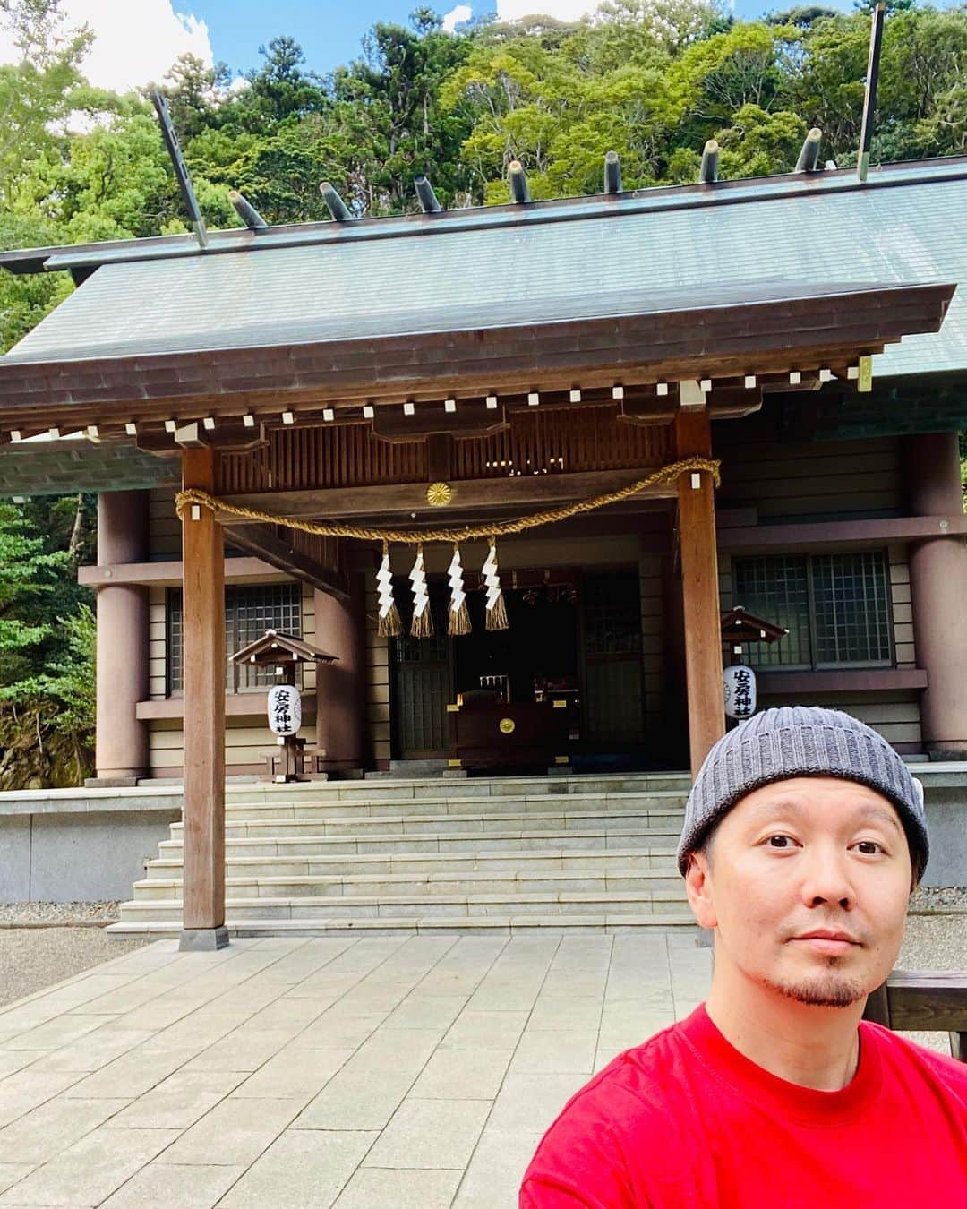 SHOCK EYEさんのインスタグラム写真 - (SHOCK EYEInstagram)「安房神社⛩ 由緒ある格式高い一之宮に、 ひとっこ1人いない貸切状態✨✨ 神の存在を感じれる素晴らしい神社でした。 てか、２枚目、３枚目、４枚目の写真がヤバイ🙏✨ #安房神社 #一之宮 #神社 #awashrine #shrine」8月27日 9時40分 - shockeye_official