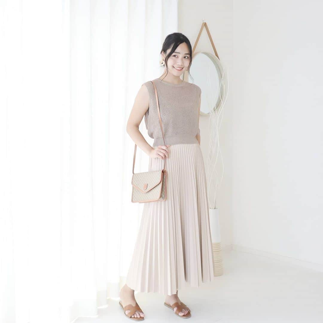 Eri Satoのインスタグラム：「beige×ivoryコーデ · tops: @neuna_official skirt: @blistorm_jp bag: @celine shoes: @titivatejp · 先日の @blistorm_jp の #エコレザープリーツスカート の着回し💛 · ほんとに高見えするスカート😲✨ 丈感も良くてプリーツもキレイ。 これで2000円なんですよ···びっくり！！！ ·  #Blistorm#高身長コーデ#ママコーデ#カジュアルコーデ #夏コーデ#fashion#ootd#outfit#code#coordinate#style#ファッション#コーディネート#コーデ#プチプラ#プチプラコーデ#シンプルコーデ#mamagirl#locari#partegram#カジュアル#お洒落さんと繋がりたい」