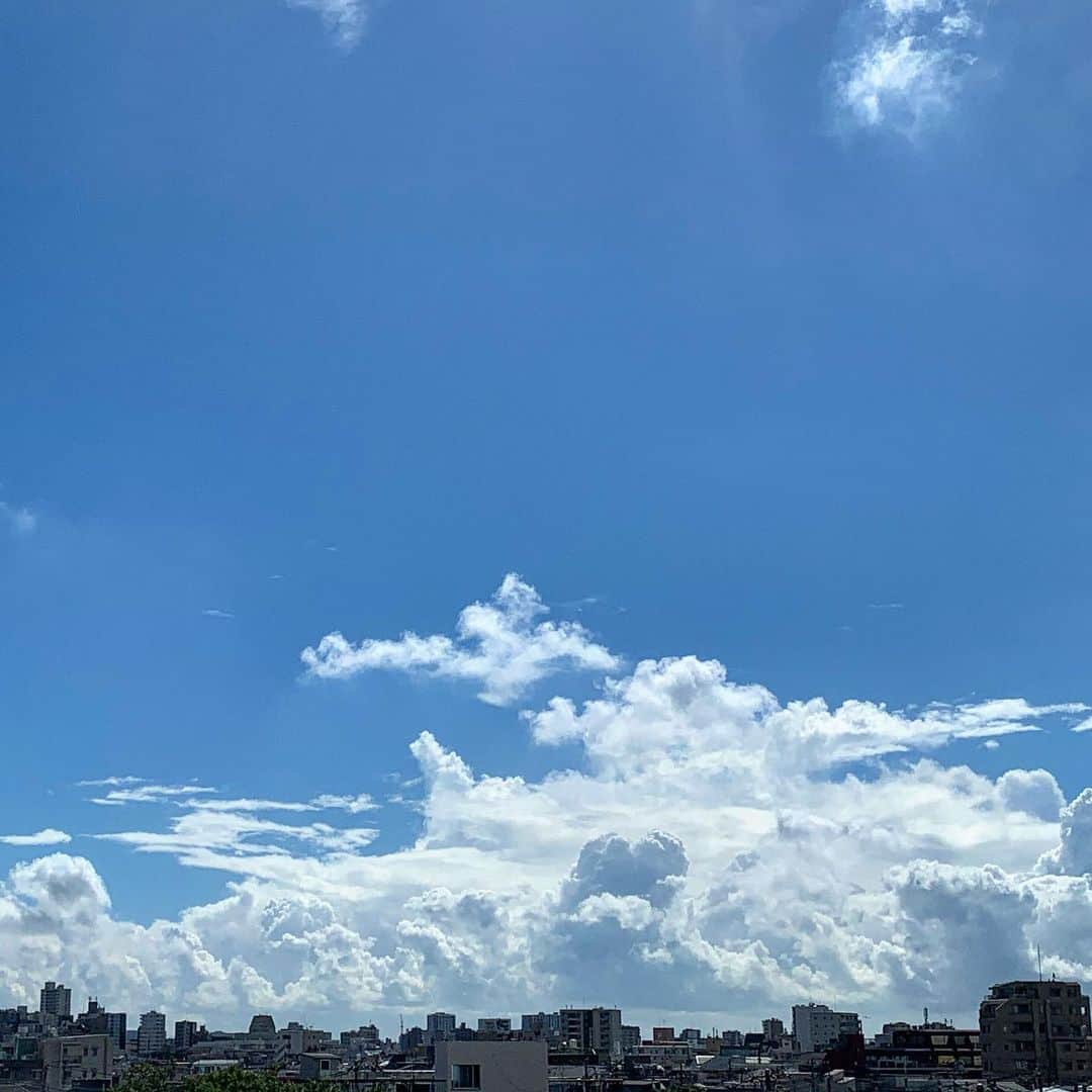伊勢谷友介さんのインスタグラム写真 - (伊勢谷友介Instagram)「オーホッホッホ🌞 凄いね、描いたみたいな夏空だぁ〜 『入道雲』グングンしてるよ。 ちょっと太陽に負けないで、目線を上げると直ぐそこに。 「入道」って何？って思うよねぇ〜w ググってみはなれやっ！！！」8月27日 9時44分 - iseya_yusuke