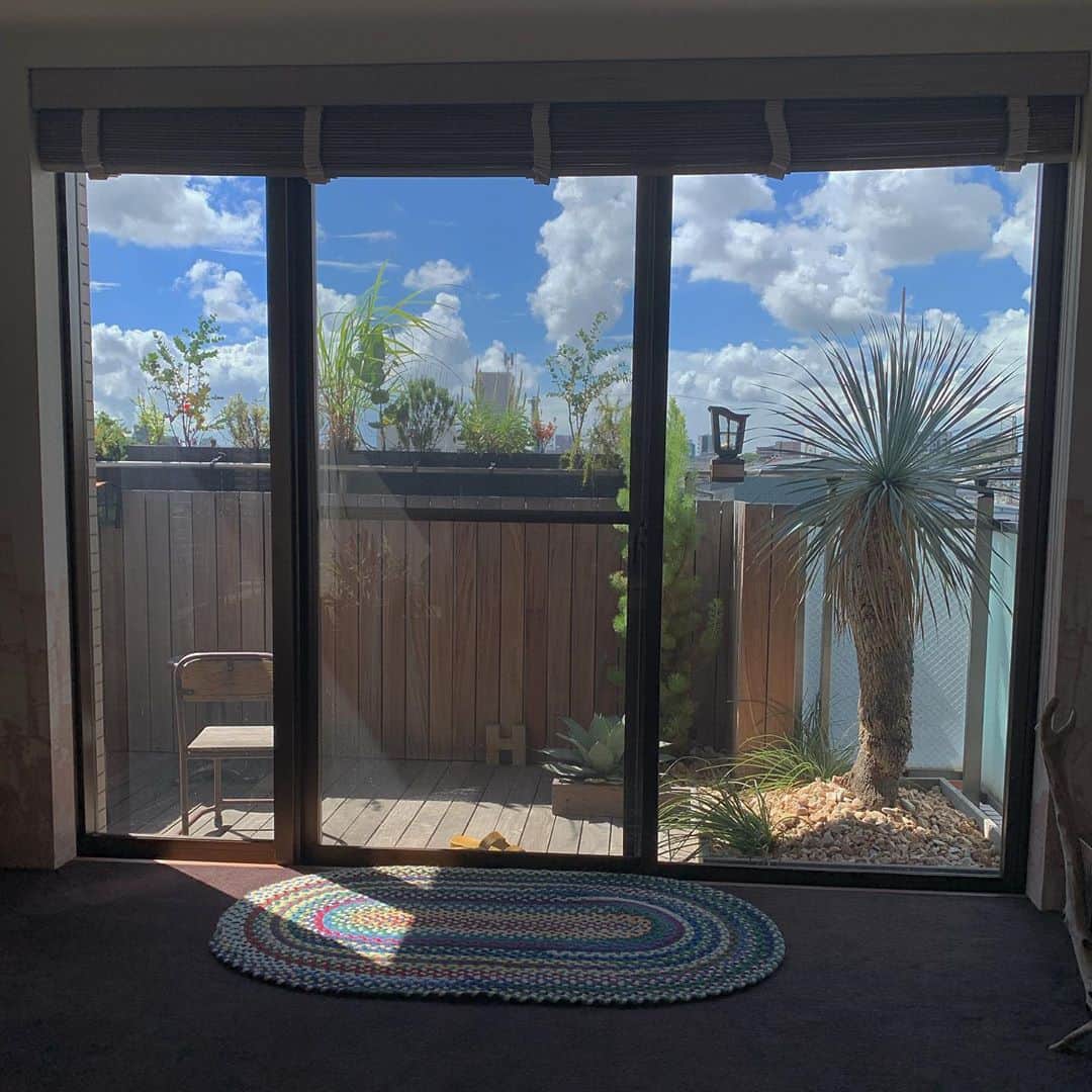 伊勢谷友介のインスタグラム：「オーホッホッホ🌞 凄いね、描いたみたいな夏空だぁ〜 『入道雲』グングンしてるよ。 ちょっと太陽に負けないで、目線を上げると直ぐそこに。 「入道」って何？って思うよねぇ〜w ググってみはなれやっ！！！」