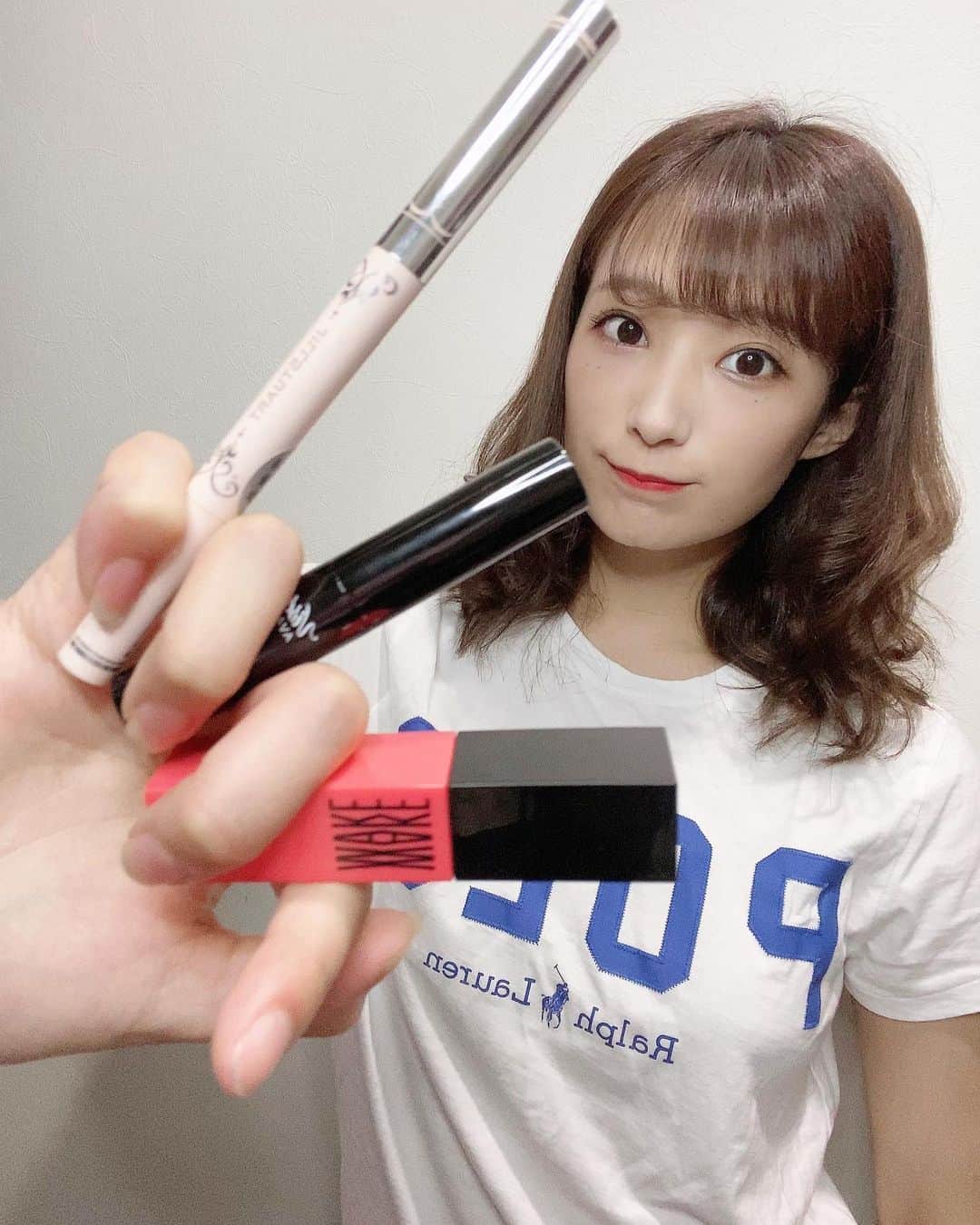 ミクのインスタグラム：「. . 最近はこの三つで、 唇仕上げてるです💋 . . 　#jillstuart  #visee  #wakemake  　#makeup #make #beauty #lips   #fashion #poloralphlauren」