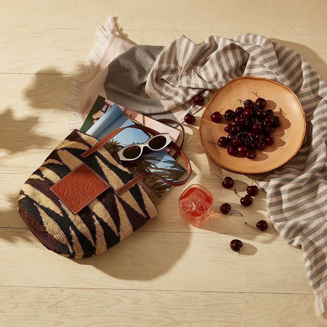 Saks Fifth Avenueさんのインスタグラム写真 - (Saks Fifth AvenueInstagram)「Summer's still in the @loewe bag, and we're living for every last moment of it.」8月27日 9時47分 - saks