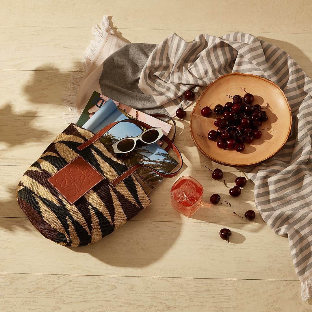 Saks Fifth Avenueのインスタグラム：「Summer's still in the @loewe bag, and we're living for every last moment of it.」