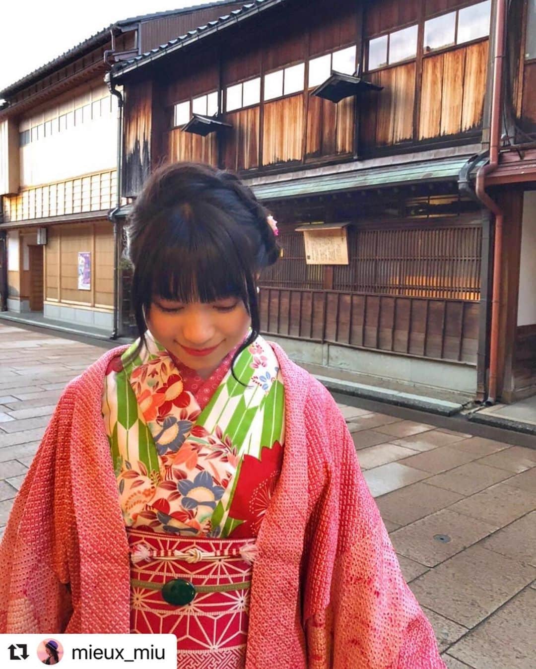 金沢着物レンタルshop心結〜kokoyui〜のインスタグラム：「素敵なお写真ありがとうございます📸💞 . シェアさせていただきます😃❣️ . ⚫︎金沢駅前 着物レンタル心結(ここゆい)  ⚫︎営業時間 : 9:00〜18:00 ⚫︎address : 金沢市本町1-3-39 ⚫︎tell : 076-221-7799 ⚫︎金沢駅から徒歩5分  ⚫︎コインパーキング補助あり  心結の着物一覧▶@kokoyui_kimono 振袖や袴はこちら▶@kokoyui_furisode 七五三やお子さんの着物はこちら▶@kokoyui753 . #撮影 #兼六園 #東茶屋街 #21世紀美術館 #着物ヘア #ヘアセット #和服 #着物 #着物コーディネート #きもの #着物女子 #着物男子」