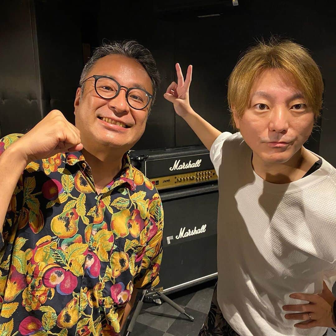 栗田善太郎さんのインスタグラム写真 - (栗田善太郎Instagram)「福岡の音楽産業支援キャンペーン「MUSIC ACTION FUKUOKA」(MAF)の チャリティソングに歌唱で参加させて頂きました。 錚々たる福岡所縁のミュージシャンやタレントに紛れ、いちローカルDJとして 末席に加えて頂き光栄です。 この曲のサウンドプロデューサーを務めた、六本松サテライトでの相方、松隈ケンタとの記念の1枚！  https://natalie.mu/music/news/393707」8月27日 9時57分 - kurizen01