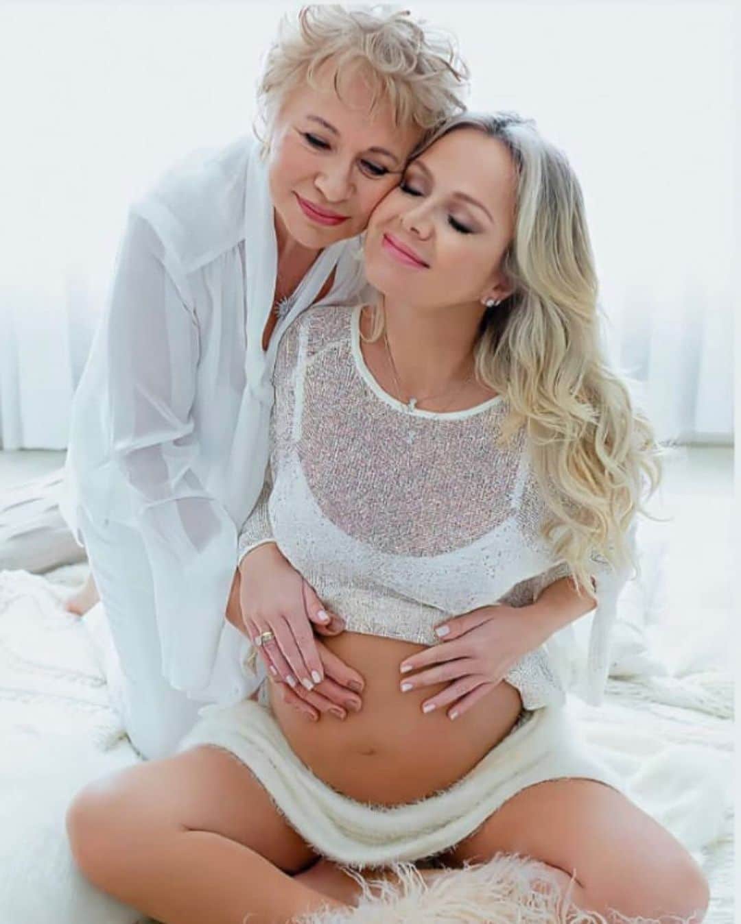 Eliana Michaelichin Bezerraのインスタグラム：「Esta foto expressa a força de nossa união, determinação, amizade, respeito, amor incondicional e fé. Somos abençoados por termos uma matriarca tão inspiradora e amorosa.Agrademos todos os dias por sua educação, apoio e perseverança. Obrigada por ter me ensinado a ser uma mulher de fibra, assistindo de perto suas lutas e vitórias. Muitos vivas pelo seu dia. Te amamos Evinha. Saúde mãe. #81 #eva #amordemae #amordefilha #happybirthday #familia #mariapassanafrente」