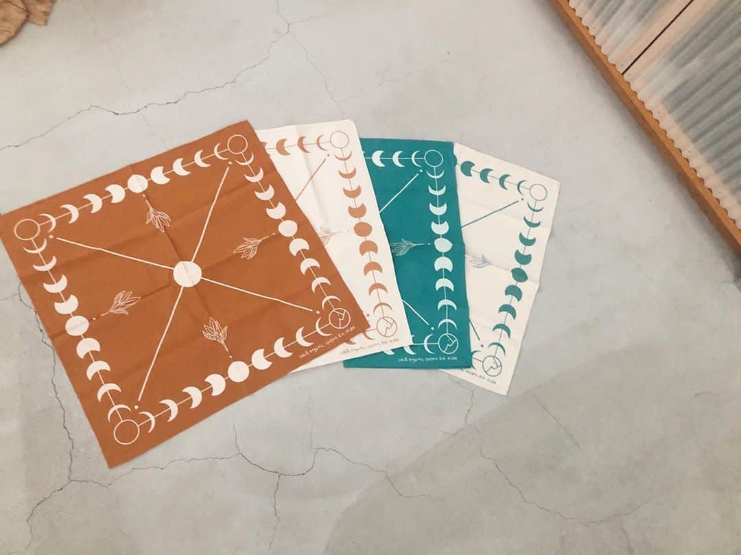 Shikica Tokyo & KiiRAさんのインスタグラム写真 - (Shikica Tokyo & KiiRAInstagram)「KiiRA for RonHerman  旅を重ね、﻿ たくさんの自然や風景、﻿ その土地ならではの雰囲気から感じ取った﻿ インスピレーションをもとに﻿ ﻿ 旅の情景が﻿ 身の回りや日常に﻿ 穏やかに気持ち良く溶け込む物作りを﻿ してみたいという思いから、﻿ ﻿ 今回 Ron Herman living さんにて﻿ Kiira 初となる LIVING COLLECTIONを﻿ 展開する運びとなりました。﻿ ﻿ Item ﻿ ・クッション(Linen100%)﻿ ・マルチバッグ(Linen100%)﻿ ・バンダナ(Organic cotton 100%)﻿ ・セラミックモビール&ウォールハンギング﻿ @lands__ig  ﻿ Date ﻿ 8/29〜9/13﻿ ﻿ Ron Herman living下記店舗にてお取り扱いです﻿ ・千駄ヶ谷﻿ ・二子玉川﻿ ・辻堂﻿ ﻿ ﻿ .﻿ .﻿ .﻿ .﻿ .﻿ #kiira﻿ #ronherman﻿ #living﻿」8月27日 10時15分 - kiira_shikica