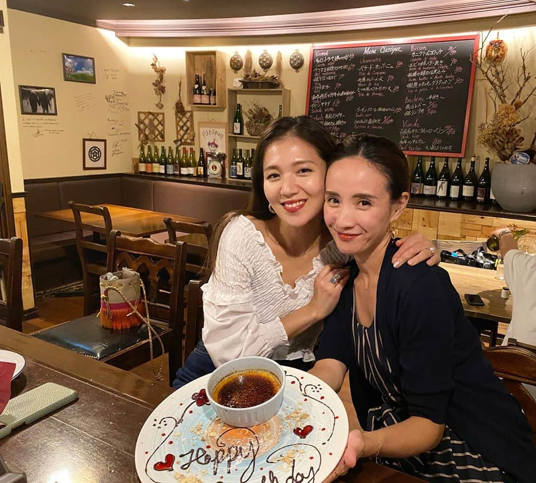 秋定麻紀子さんのインスタグラム写真 - (秋定麻紀子Instagram)「蟹座の誕生日会。 2人共生まれた星の流れも似ていている。 美人は(私が勝手に呼んでいるあだ名w)何歳になっても美人のまま。本当に大昔から可愛い綺麗。 だけど不器用で頑固（笑） そして昭和の女（笑） ブレないのよ。 それがいいのよ。  最後の写真は近くにいたゴリラさんがお祝いに駆けつけてくれてる風の写真だけど、立て替えてくれてたお金を受け取りに来ただけ（笑） この3人で会うのも何年ぶり？ 一瞬ですが懐かしい時間を過ごせました。  @chouchou1007sakuragaoka マスターいつもありがとう！ 生マッシュルームのサラダは2回お代わりしました（笑）  しかし私の酔っ払いの顔が酷い（笑）」8月27日 10時19分 - makiakisada