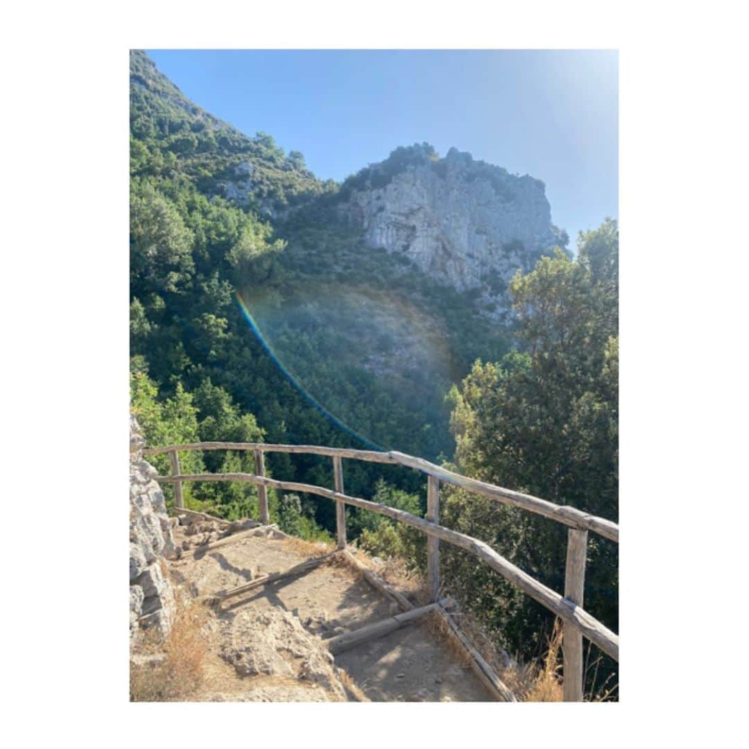 ローラ・ベイリーさんのインスタグラム写真 - (ローラ・ベイリーInstagram)「Every day. The same hike. Different perspectives.  Italia, ti amo..  Sentieri degli dei. 🇮🇹💫」8月27日 1時35分 - laurabaileylondon