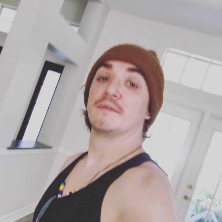 カイル・ガルナーのインスタグラム：「To new beginnings. The California novel has been written. It is time for a new adventure and if we don’t take the plunge now we never will. I’ll be around and I am going to continue to act it’s just time for something new. Smell ya later California.... it’s been real. ✌️❤️」