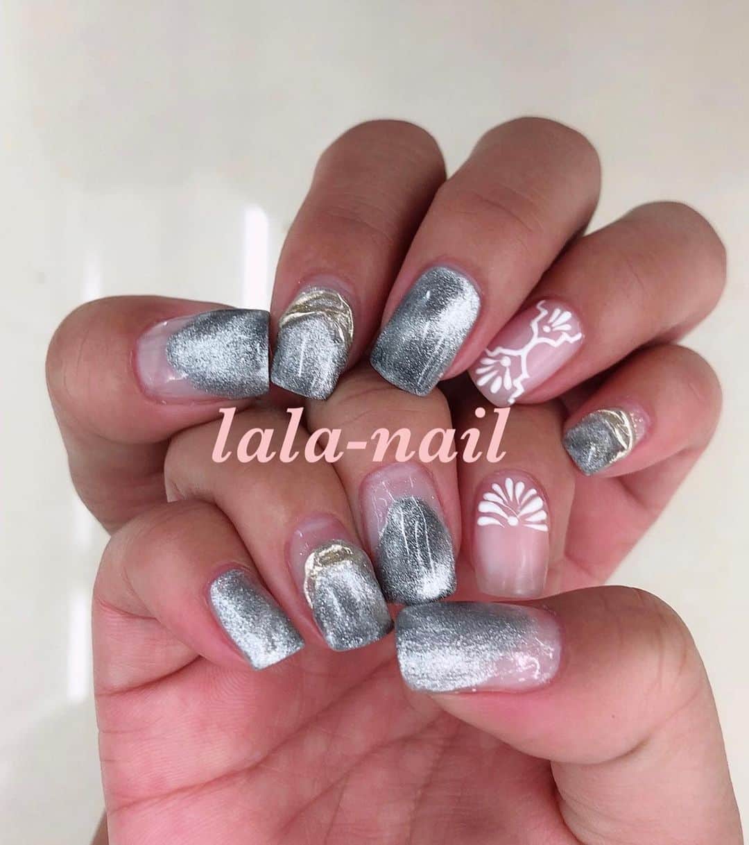 のインスタグラム：「my nail ✨ だんだん秋っぽに マグネットネイル🧲 ジェル硬化前。。。 磁石で模様が動くの😯 めーっちゃ綺麗❣️ まるで銀河。宇宙みたい✨🌍 だからギャラクシーネイルとも呼ぶのね。うんうん、納得😆  とにかくリアルに見た方が100倍可愛い💕オススメの輝き💘」