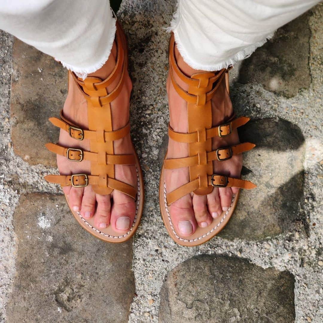 のインスタグラム：「Faire durer l'été, sandales aux pieds ✌️ Voici le modèle Sanary Réglable et avec un bon maintient, comme on aime ❤️  #sandales #nuspieds #artisannatfrancais  #petiteproduction #faitmain #modedurable #modeethique #artisan #savoirfairefrançais #faitpourdurer」