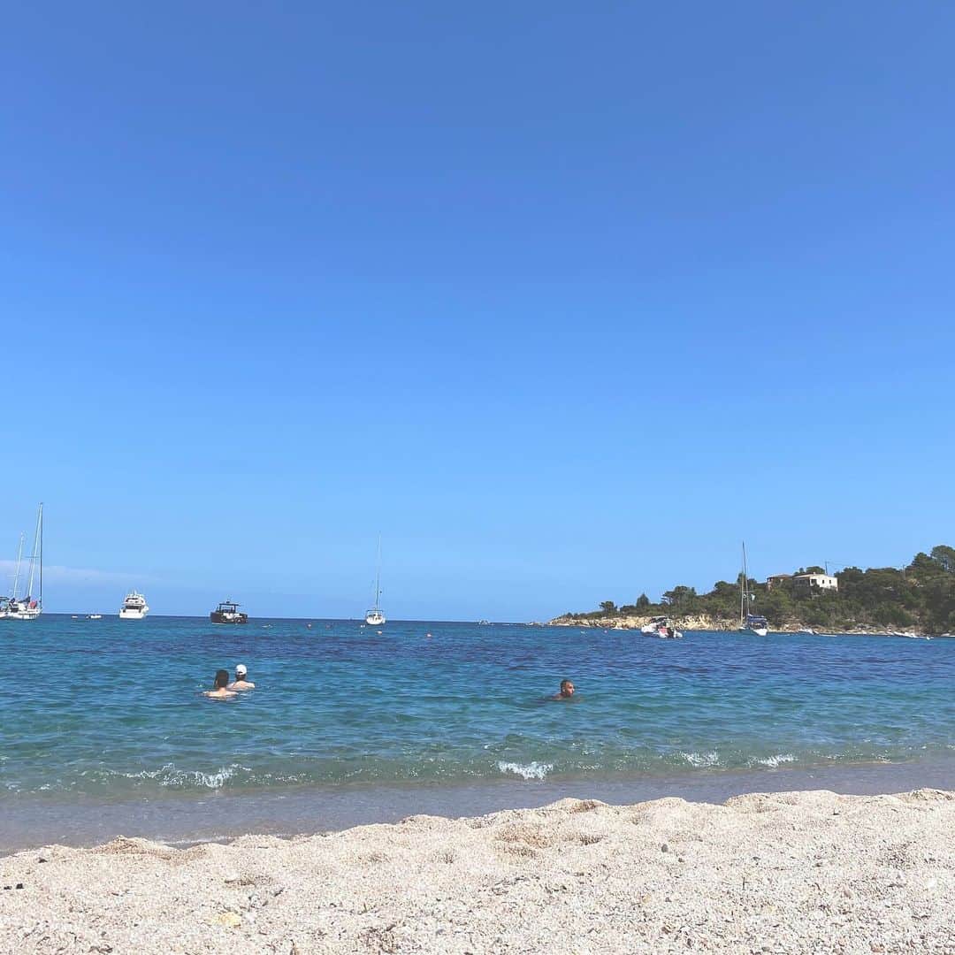 アデルさんのインスタグラム写真 - (アデルInstagram)「いつかの大好きなビーチ。 青く透き通った綺麗な海と、細かい砂利の砂浜。  今年気に入って新調した水着はコルシカのブランド @alma__official__  のもの。ファーストコレクションらしい。 プラスチックのリサイクル素材でできたサステイナブルなコンセプトも気に入りました。 #mesvacances #plage #corse #corsica #コルシカ島 #フランスの田舎 #夏の思い出」8月27日 1時46分 - ader_eri