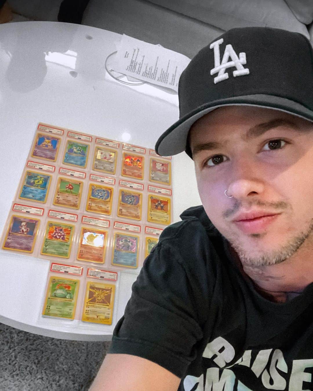 T・ミルズのインスタグラム：「have you ever seen $1,000,000 in Pokémon cards before? 🤯 #gottacatchemall #gottacrackemall #daddysmakingmoney」