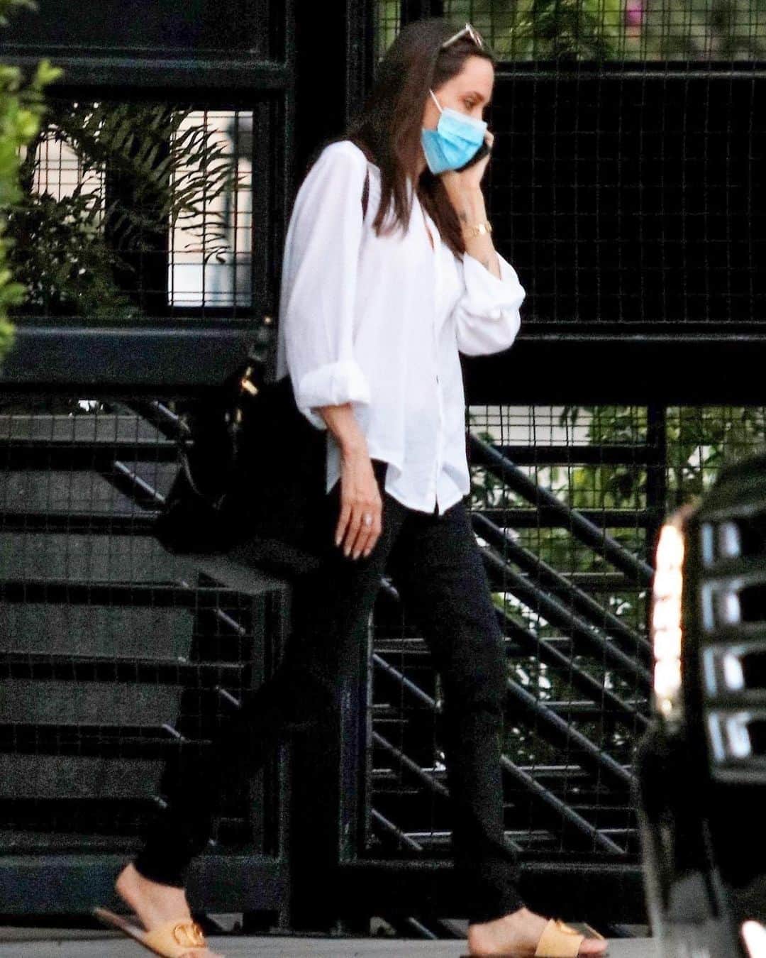 Just Jaredさんのインスタグラム写真 - (Just JaredInstagram)「#AngelinaJolie heads out in a face mask after dropping off her daughter in LA. Photo: Backgrid」8月27日 1時52分 - justjared