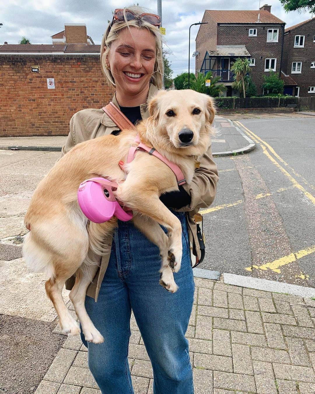 Estée Lalondeのインスタグラム：「Apparently it’s international dog day. This is my weirdo dog that insists on being carried everywhere she goes 👸🏼 I love her @wild_at_heart_foundation 💕 PS- she is 14.5 kg!」