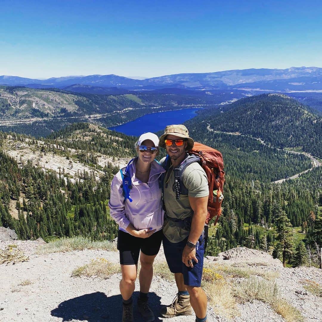 ジェイコブ・ダルトンのインスタグラム：「Thankful for this amazing partner in life and these amazing views! A great hike we did a few weeks ago 🏔 Lucky to live in such a beautiful place. New video is up on YouTube if you wanna check it out 🎥 #womencrushwednesday #hike #outdoors」