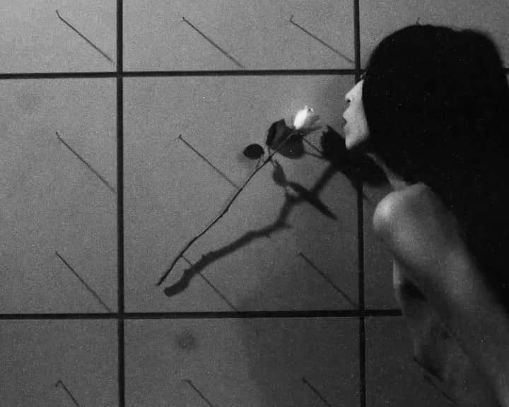 LOVE MAGAZINEのインスタグラム：「New Jersey-born filmmaker and photographer @jordan_hemingway’s surreal film ‘In an Hour Darkly’, shot in lockdown captures model and girlfriend @issalish in a sinister world merging fashion and fetish #LOVEDiaries  Director @jordan_hemingway  Fashion director @oliver_volquardsen Set design @fin_sully  Wigs @shioritakahashi」