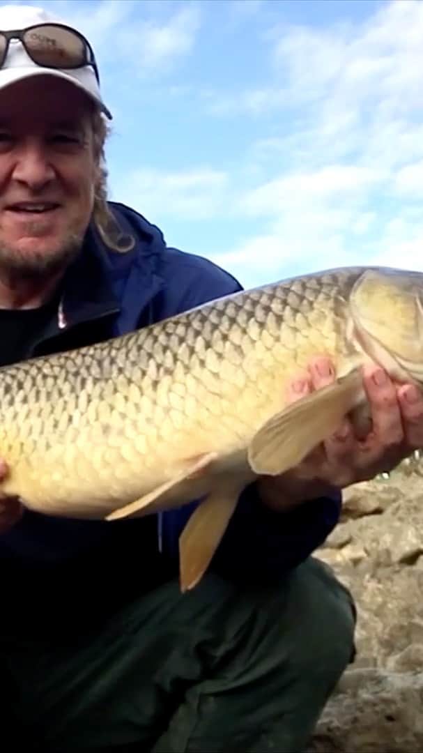 エイドリアン・スミスのインスタグラム：「Fishing on tour - part 2! I was lucky enough to spend the day carp fishing in the Mississippi River, Saint Paul.   My new book 'Monsters of River & Rock' is out September 3 and can be pre-ordered now - www.monstersofriverandrock.com  The music in this video is all written and performed by me.  #AdrianSmith #Fishing #USA #MonstersOfRiverAndRock #IronMaiden」