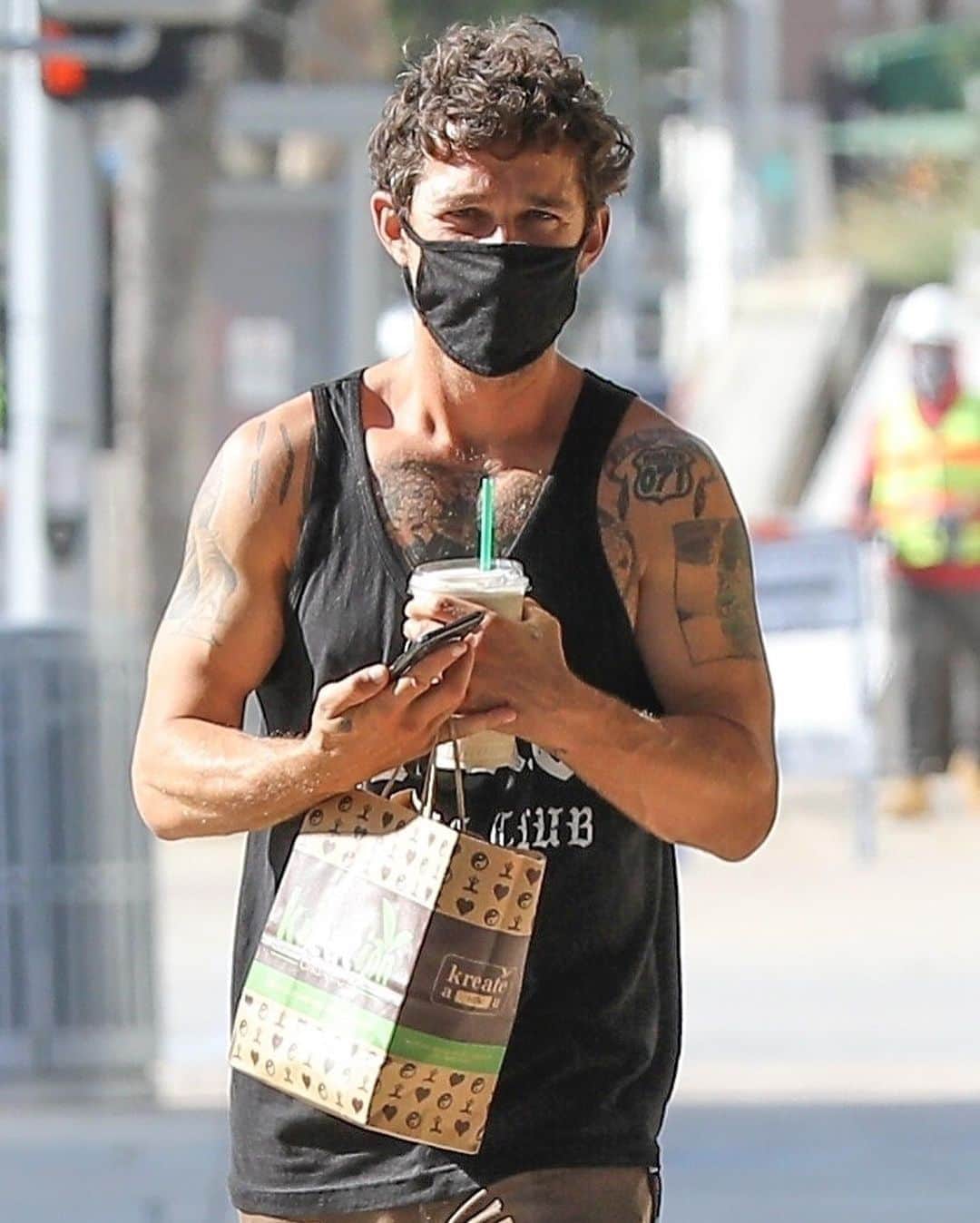 Just Jaredさんのインスタグラム写真 - (Just JaredInstagram)「Shia LaBeouf shows off his ripped arms as he grabs breakfast to go.  #ShiaLaBeouf Photos: Backgrid」8月27日 2時09分 - justjared