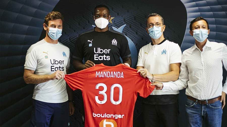 スティーヴ・マンダンダのインスタグラム：「26 août 2020,  13 ans et un jour plus tard après avoir disputé mon premier match sous les couleurs de l’OM, je prolonge cette  aventure jusqu’en 2024.  Ce n’est un secret pour personne, l’OM est bien plus qu’un club pour moi, c’est l’histoire d’une vie. 13 saisons passées ici... je vous laisse imaginer à quel point cela fait partie intégrante de ma vie. L’OM ça ne s’explique pas, ça se vit... Cette prolongation est une fierté, une évidence, mais surtout un gage de confiance de la part de mon club,du Président, et de mon coach @officialandrevillasboas .  Malgré un contexte sanitaire difficile, j’ai hâte de retrouver le chemin de la compétition et  mes supporters Marseillais. Une belle saison nous attend !  Steve #SM30 @olympiquedemarseille 🤍💙」