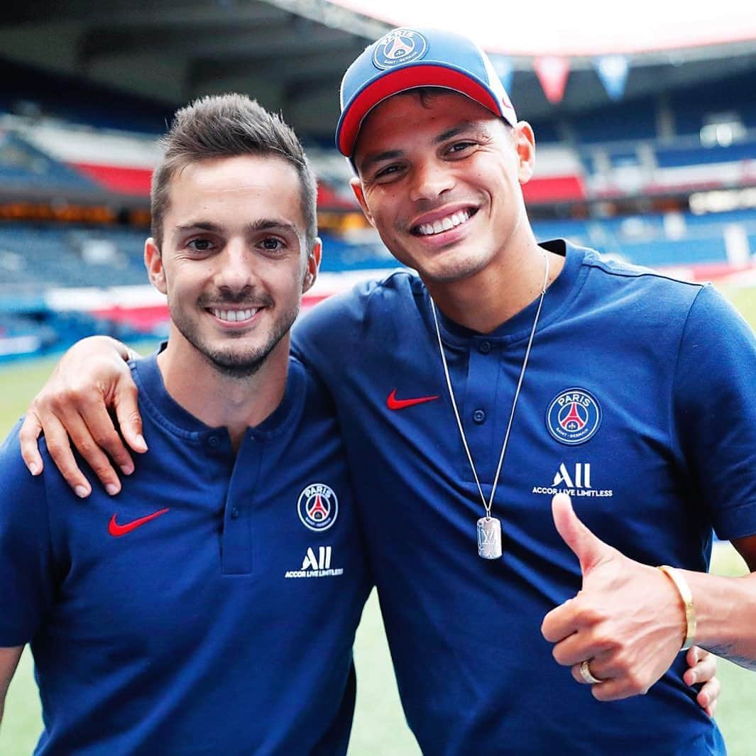 パブロ・サラビアのインスタグラム：「🇫🇷 Ça a été un plaisir, et un honneur capitaine, bon courage dans ta nouvelle aventure🤜🤛  🇪🇸 Ha sido un placer capitán,te deseo mucha suerte en tu nueva etapa 🤜🤛  #paris #psg #icicestparis #thiagosilva #capitan #ps19」